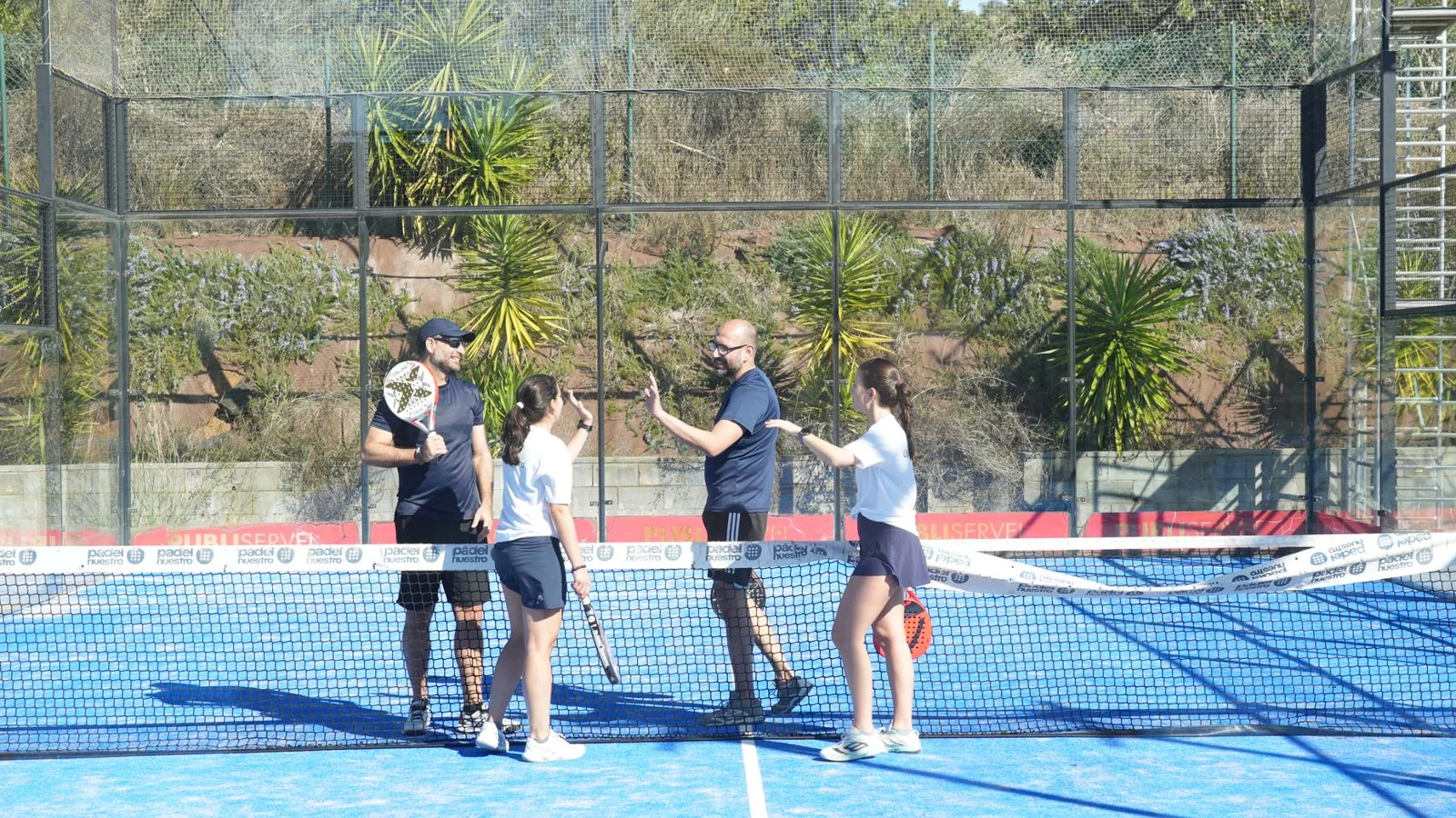 Deportividad y team building en evento padel empresa