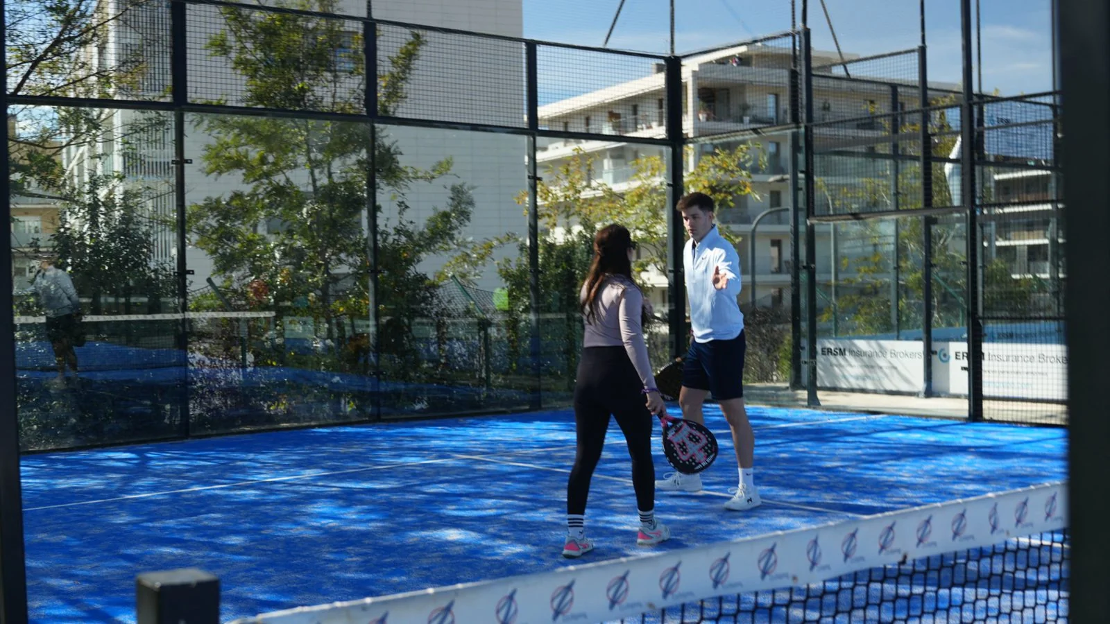Evento corporativo padel con branding de empresa