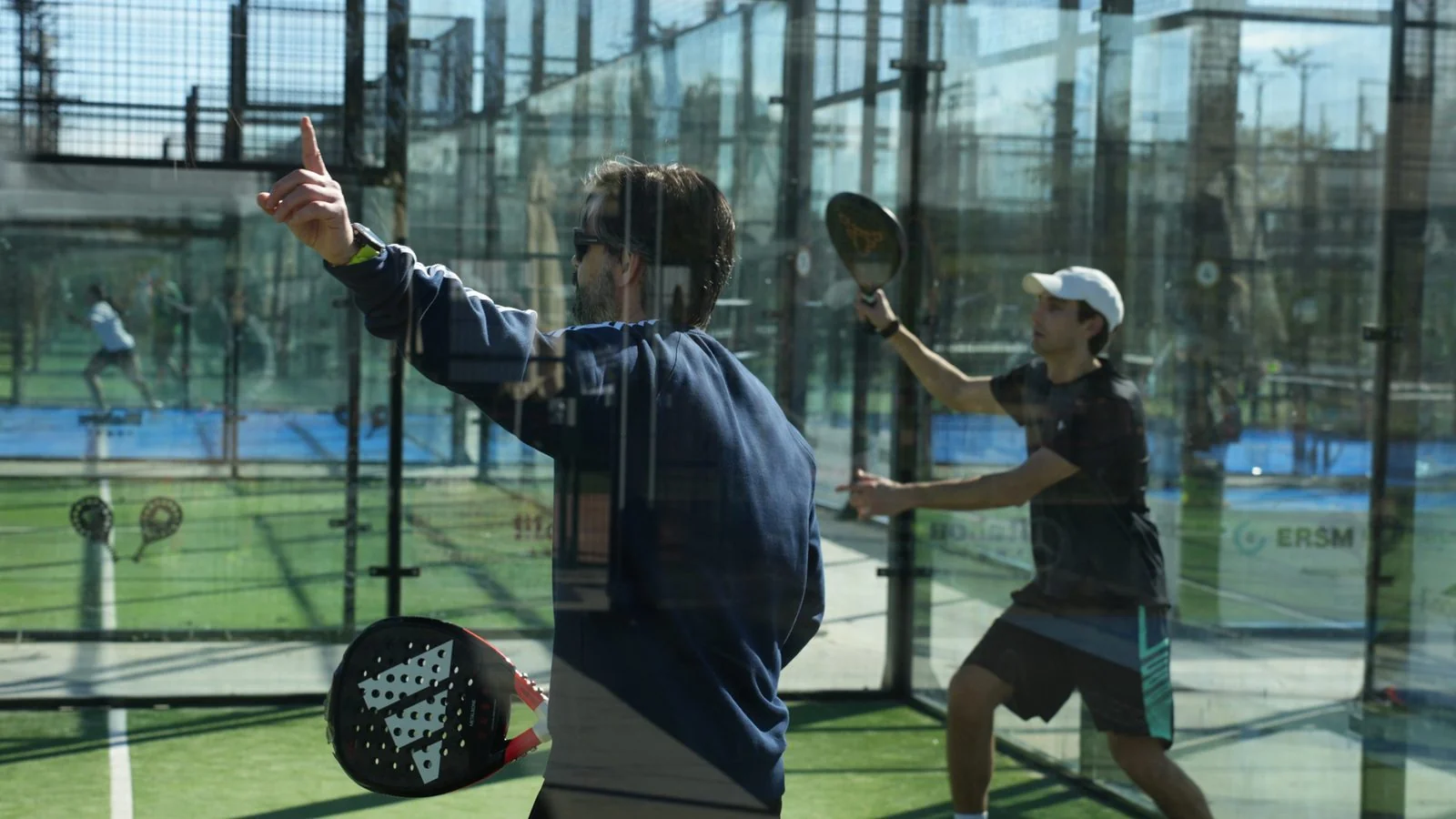 Jugadores torneo padel corporativo Barcelona